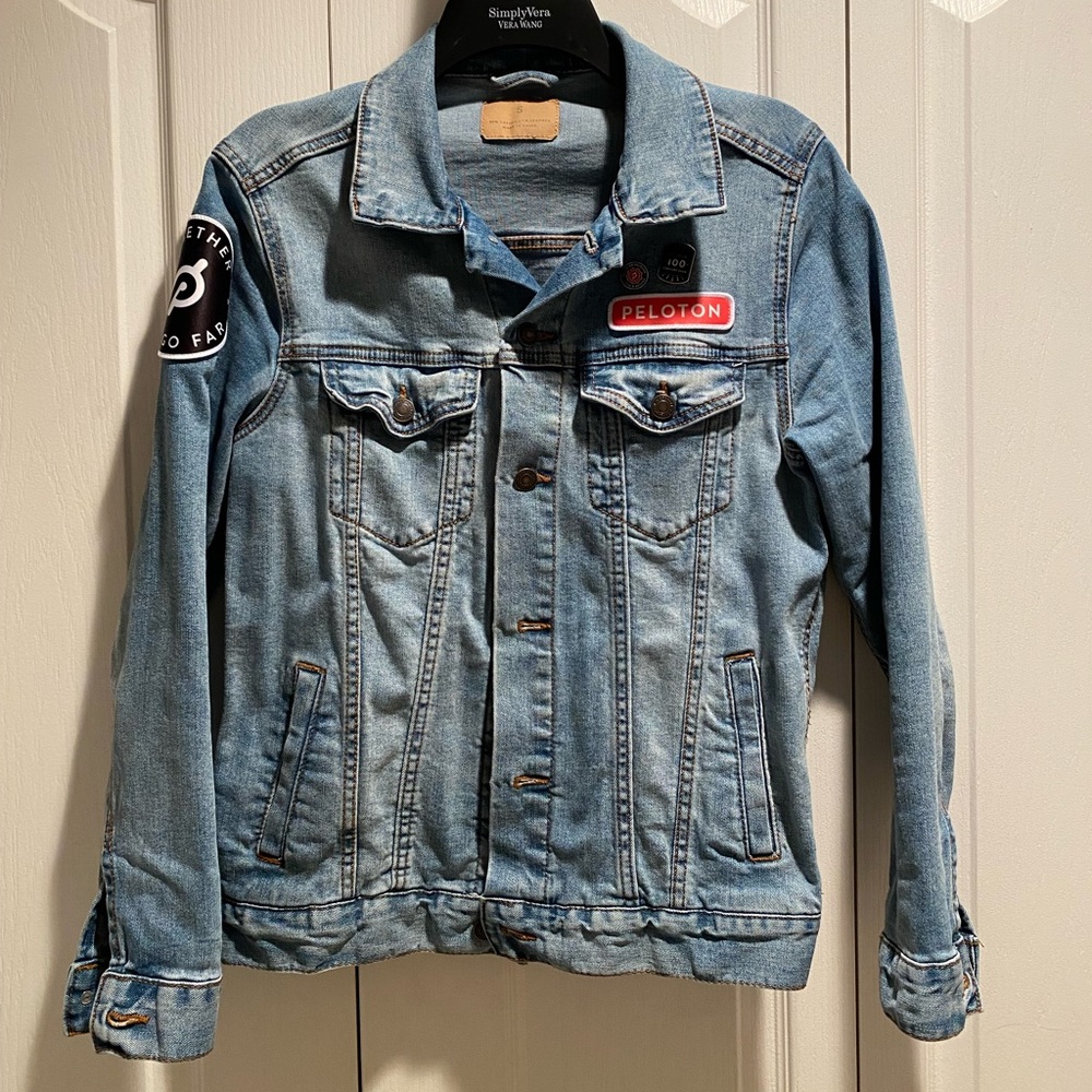 Peloton *RARE* Employee Exclusive Denim Patch Jacket womens small, WITH PINS!!